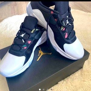 AIR JORDAN 11 CMFT LOW MEN'S WHITE / METALLIC SILVER-BLACK CW0784 104